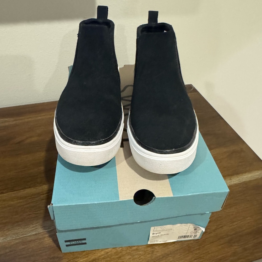 TOMS size 8 black
